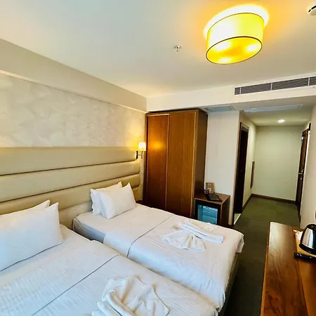 Hotel Midpoint 4*