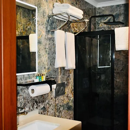 Otel Midpoint 4*
