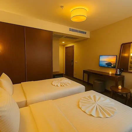 Otel Midpoint 4*